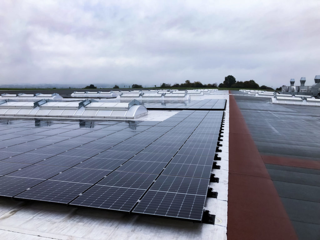Des panneaux solaires sur un plafond