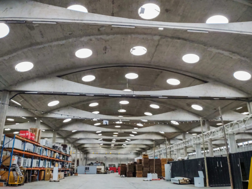 Le toit d'un hangar neuf